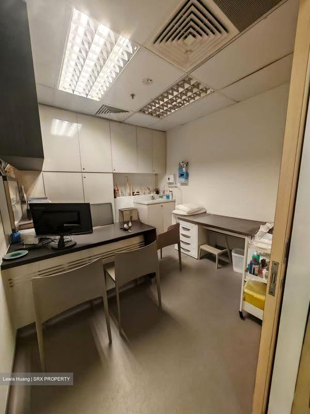 Gleneagles Hospital (D10), Retail #622552741